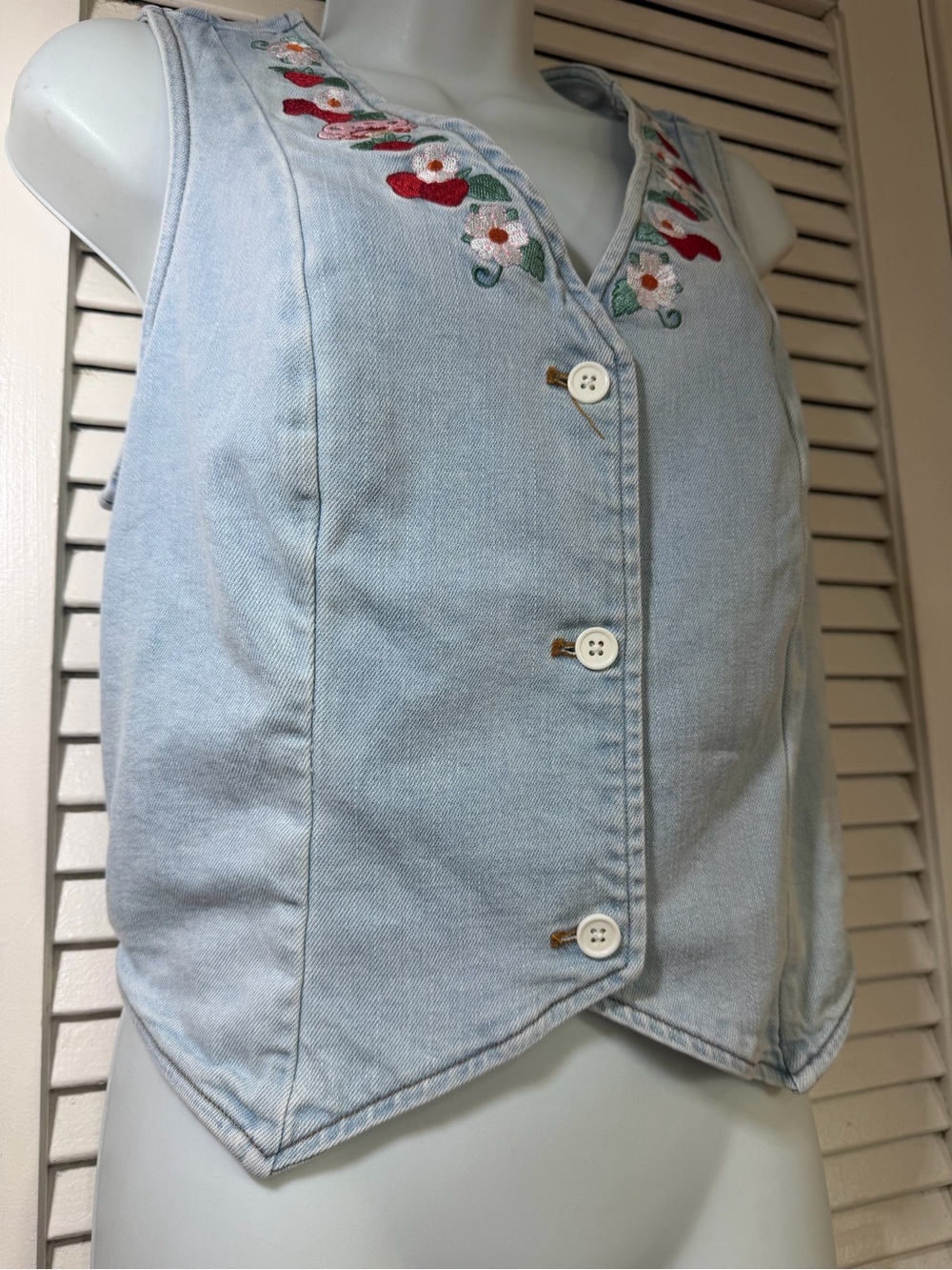 Strawberry Shortcake Embroidered Denim Vest BoxLunch Exclusive S/M Light Wash - Picture 4 of 9